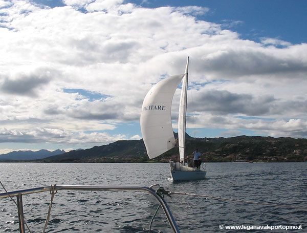 Anche la Marina, come noi, si avvia di spi verso il campo di regata