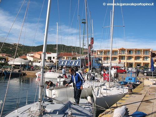 Le barche nel porto di Olbia, con la gru, e l'albergo sullo sfondo. Ci piace molto non dover fare troppa strada la domenica mattina!