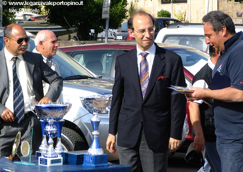 Vito Pace, a nome della classe J24, consegna al sindaco di Portoscuso e all'assessore allo sport di Carbonia G.Orr&ugrave; un ricordo della manifestazione