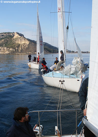 Ci si avvia a motore verso il campo di regata. Ci teniamo a precisare che ogni equipaggio dispone del proprio motore. &Egrave; che a scrocca c'&egrave; pi&ugrave; gusto