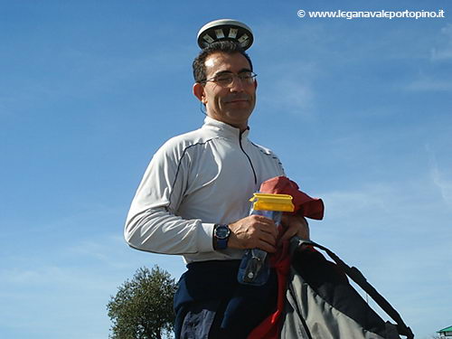 Gli alieni si sono dichiati interessati ai nostri timonieri..in questa foto stanno per rapire Pierluigi Pibi, per sapere come riesce a camminare pur orzando all'inverosimile.