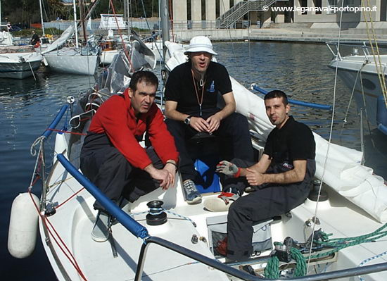 Briefing pre-regata per Andale. Eccoli mentre discutono sul da farsi.