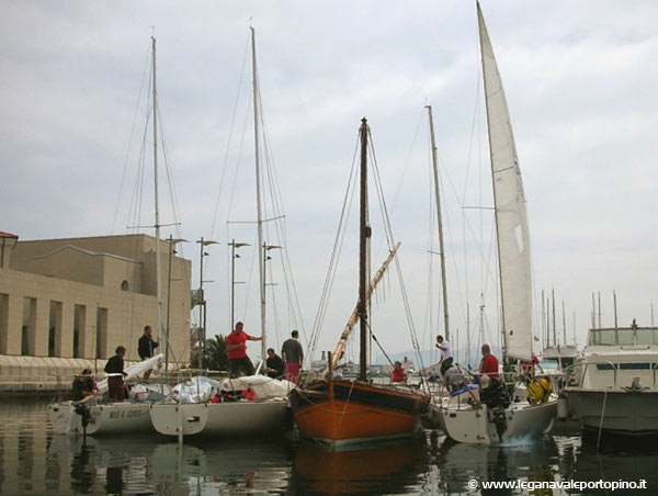 Si armano le barche: non lasciatevi ingannare dall'acqua in banchina...