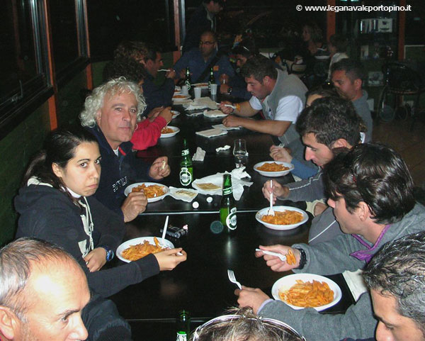 Sempre molto apprezzata la cena post regata. La LNI Golfo dell'Asinara ci ha voluto stupire coi pasticcini a fine serata...