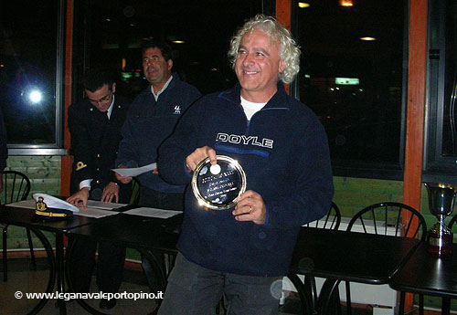 Un raggiante Salvatore Orecchioni ritira la targa di terzo classificato al Circuito Zonale 2006	