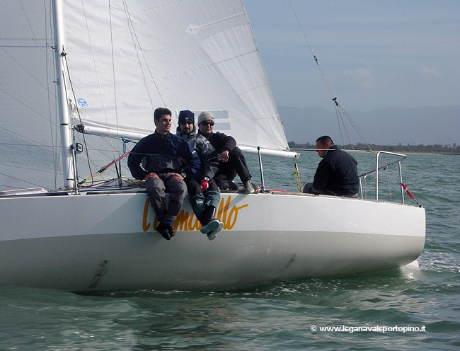 Pierluigi Pibi, vittima di una tendinite, &egrave; stato costretto a rinunciare alla regata. Qui il suo equipaggio in un lato di bolina