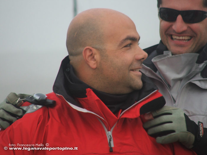 Antonio detto Jimmy accetta di buon grado un massaggio defaticante durante il post regata