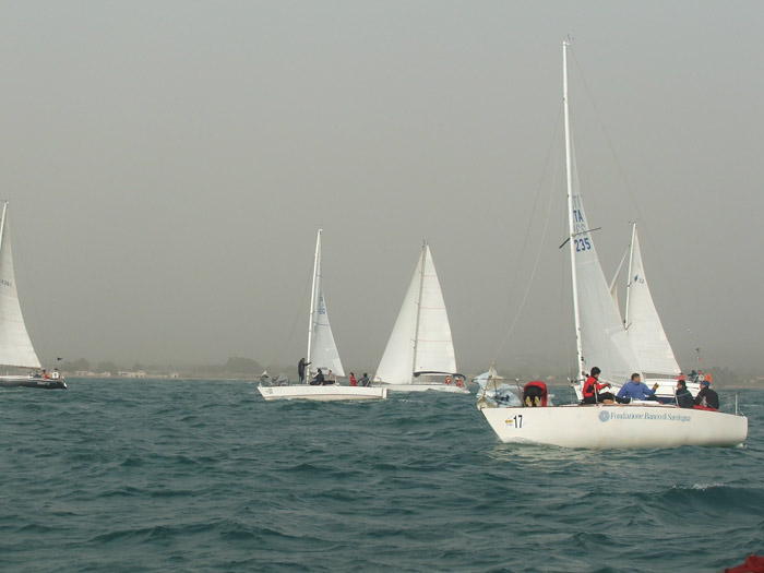 Una fase di relax tra una prova e l'altra. Le barche delle varie classi sono impegnate in momenti diversi, si incontrano (a parte gli incroci in regata) solo nel preregata