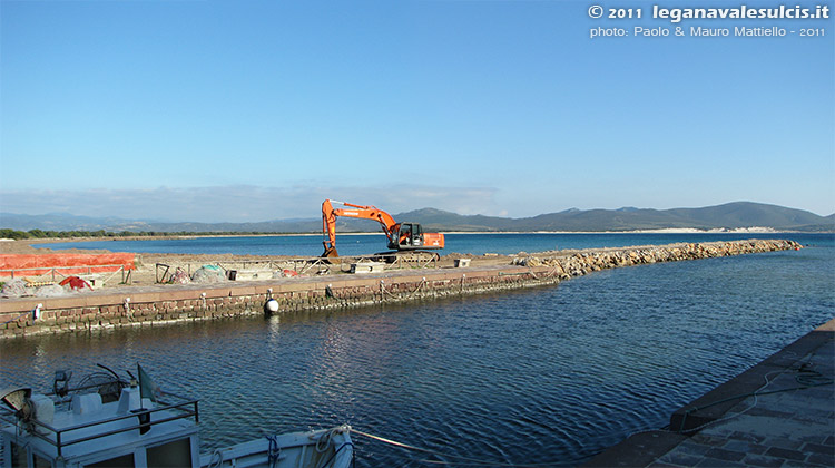 Porto Pino - lavori canale - 09.02.2011 - Prime fasi e preparazione del cantiere. L'escavatore comincia ad allungare il molo
