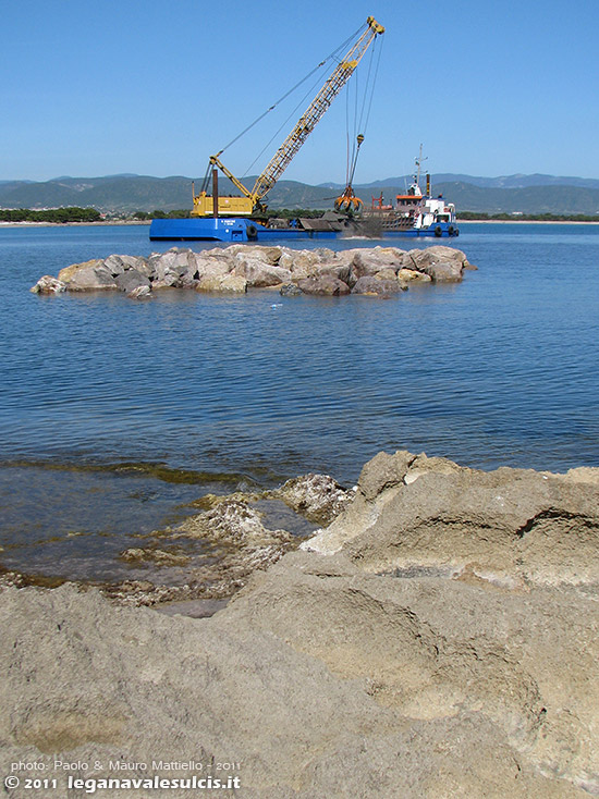 Porto Pino - lavori canale - 07.04.2011 - La costruzione della diga foranea di pietra è appena cominciata
