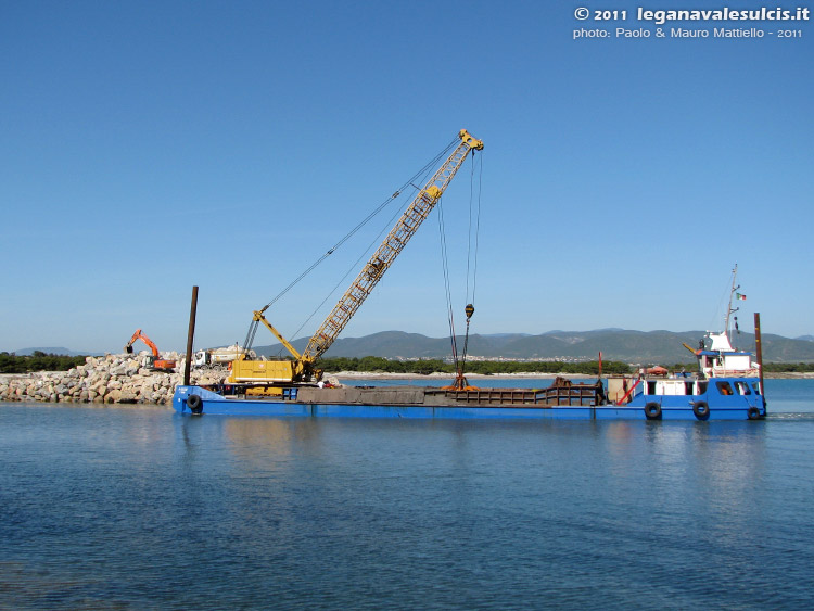 Porto Pino - lavori canale - 07.04.2011 - La draga ritorna in porto
