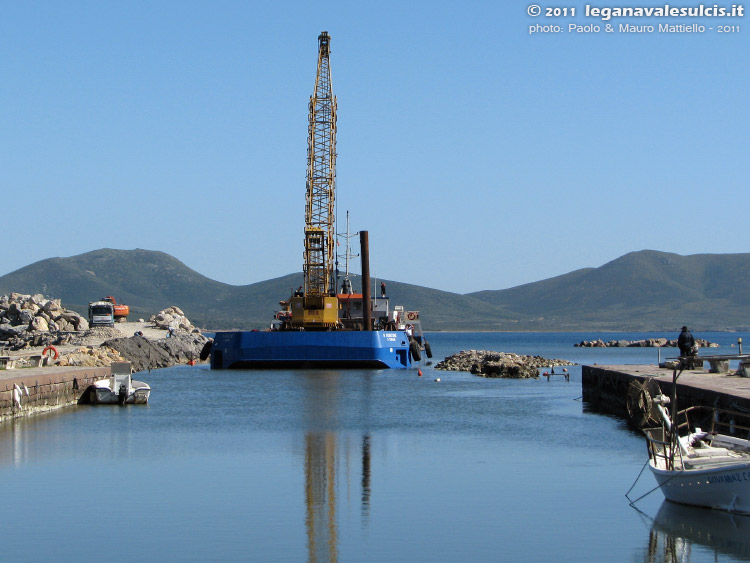 Porto Pino - lavori canale - 07.04.2011 - Draga ormeggiata
