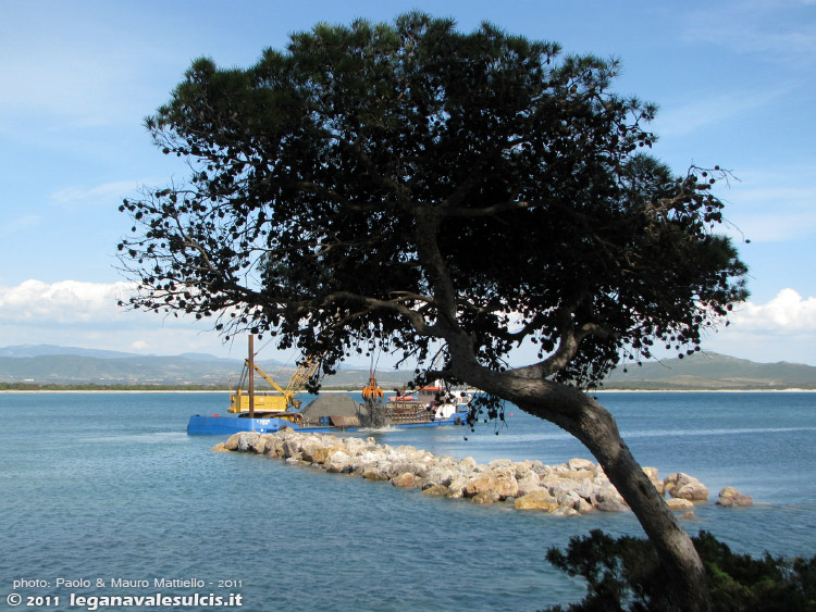 Porto Pino - lavori canale - 15.04.2011
