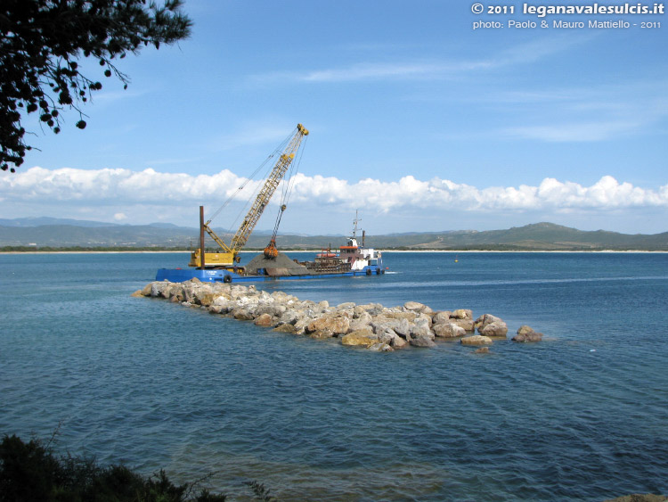 Porto Pino - lavori canale - 15.04.2011 - La draga scarica al largo la sabbia estratta dall'imboccatura del canale
