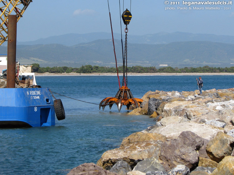 Porto Pino - lavori canale - 04.05.2011
