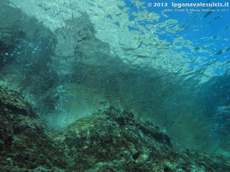 LNI Sulcis - Agosto 2013 - 2013 - L'altissima parete di C.Teulada vista da poco sotto il pelo dell'acqua