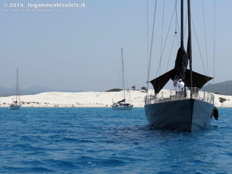 LNI Sulcis - Agosto 2014,dune di Porto Pino e barca a vela (24m) Aori, dei cantieri Wally
