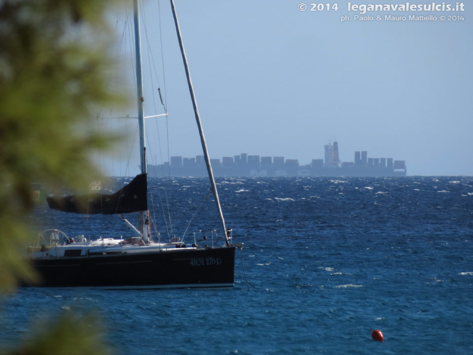 LNI Sulcis - Agosto 2014,Porto Pino, portacontainer all'orizzonte
