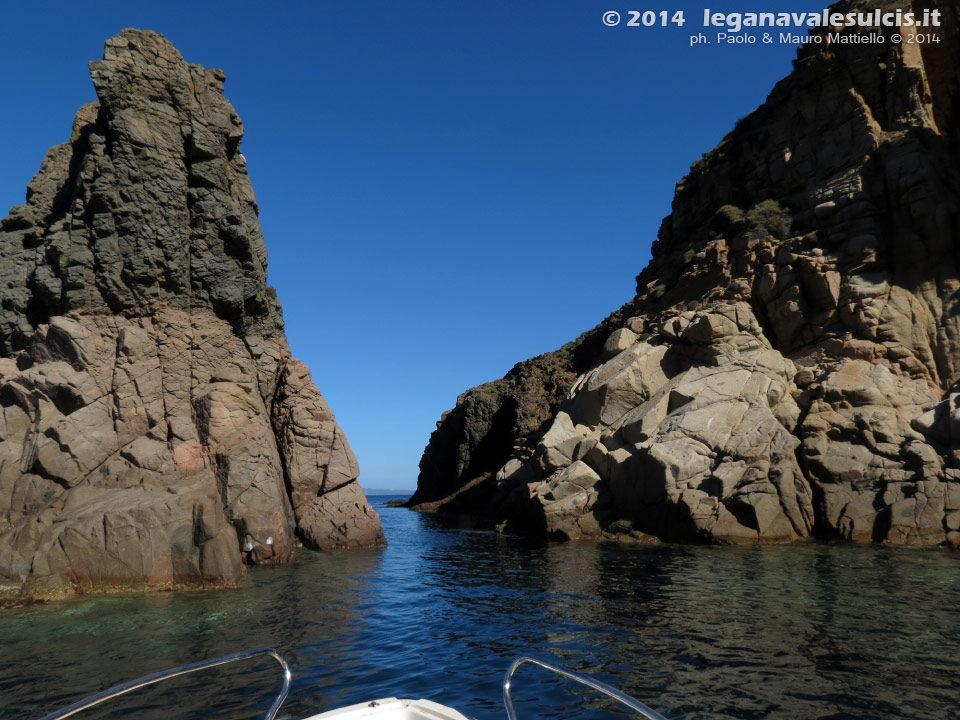 LNI Sulcis - Agosto 2014,Punta di Cala Piombo, spettacolare strettoia navigabile e roccia mamuthone
