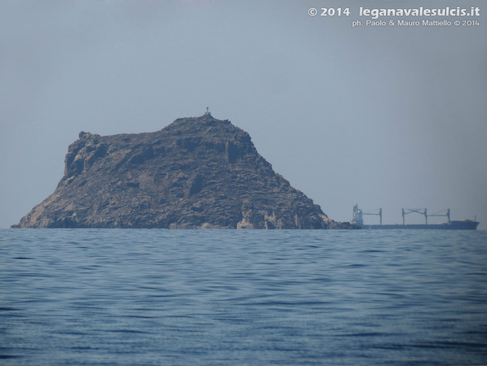 LNI Sulcis - Agosto 2014,Isola Il Toro vista dall'isola La Vacca
