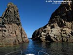 LNI Sulcis - Agosto 2014,Punta di Cala Piombo, spettacolare strettoia navigabile e roccia mamuthone
