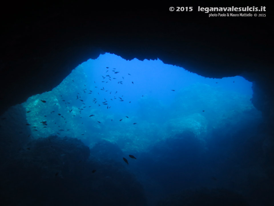 LNI Sulcis - 2015 - Grotta subacquea nell'isola La Vacca: uscita vista da dentro