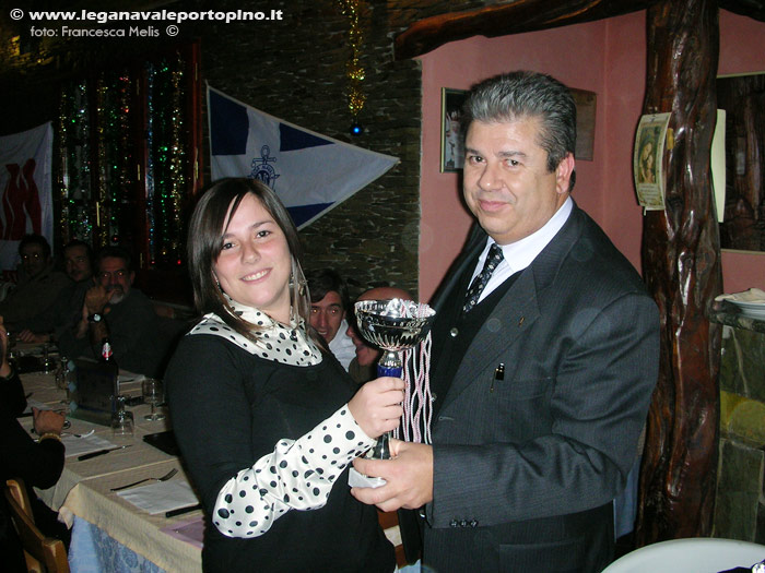 Alice Tolu premiata come timoniere dell'equipaggio 2&deg; classificato per la cat. Tridente 16 alla Regata Sociale per derive 2007