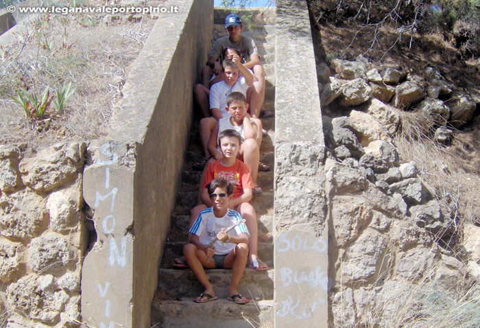 Francesco, Giovanni, Davide, Matteo, Antonio e Giuseppe in un vecchio fortino