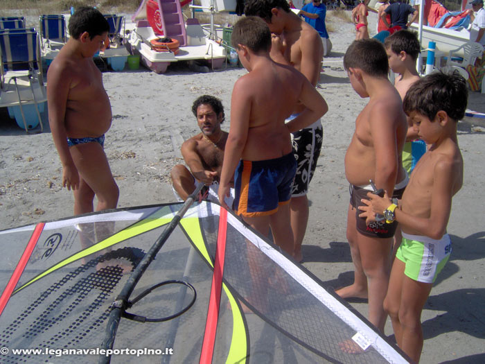 Fra le tante attivit&agrave;, molto apprezzata dai ragazzi quella del windsurf