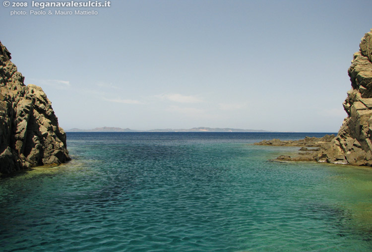 Porto Pino - 2008, presso la Punta di Cala Piombo: lo stretto passaggio, dall'altro lato