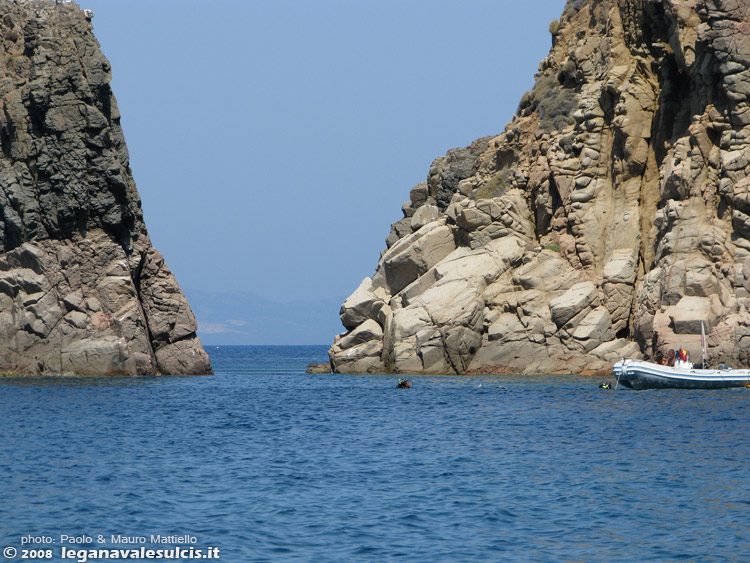 Porto Pino - 2008, presso la Punta di Cala Piombo: caratteristica "faccia" di pietra