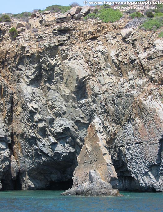 Porto Pino - Le rocce disegnano strane forme. Una punta di freccia presso Cala Piombo
