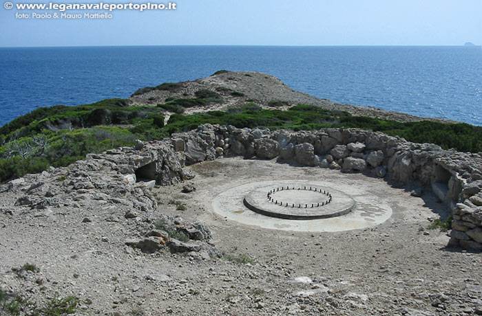 Porto Pino - Punta Menga. Una delle 4 piazzole dei cannoni 120/45
