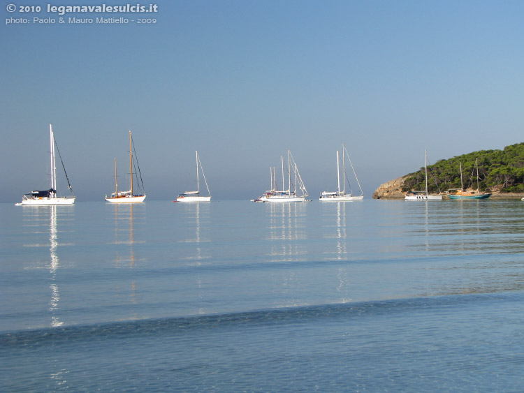 Porto Pino - Spiagge - 2009, barche in rada di prima mattina