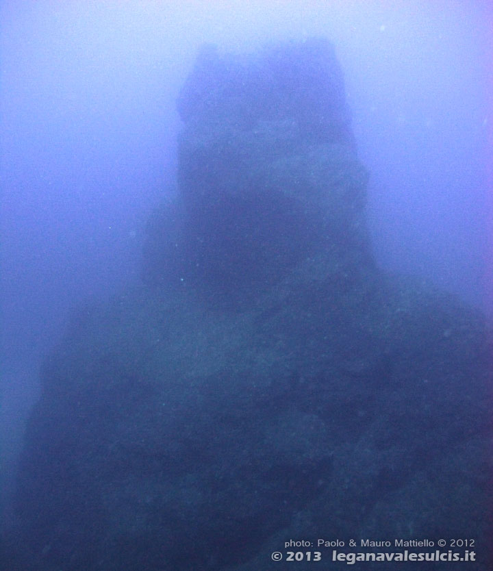 Porto Pino foto subacquee - 2012 - Enorme roccia sul fondo di Capo Teulada (sommità una trentina di metri, base più di 50)