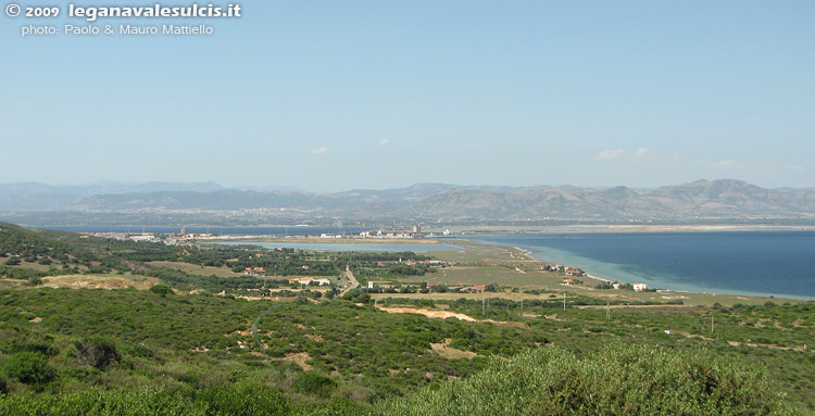 Dalla strada per Maladroxia: porto di S.Antioco e stagno. Carbonia in lontananza.