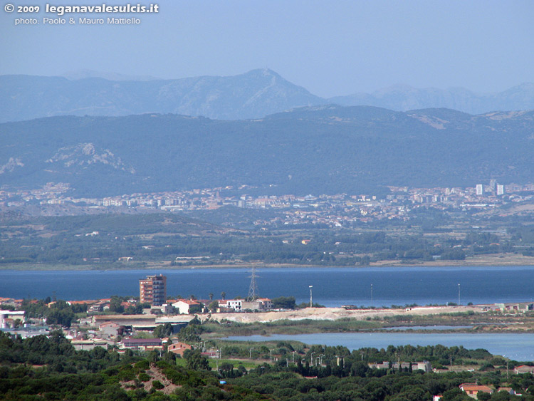 Dalla strada per Maladroxia: porto di S.Antioco e stagno. Carbonia in lontananza.