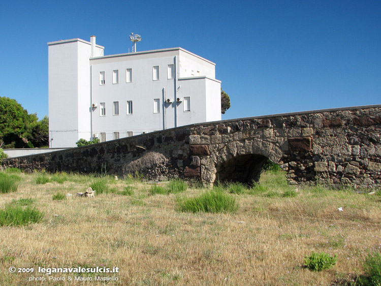 S.Antioco: ponte romano e edificio sede dell'Ufficio Circondariale Marittimo (capitaneria di porto)