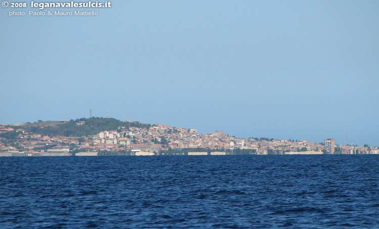 Sant'Antioco vista da met&agrave; del Golfo di Palmas (con teleobiettivo)