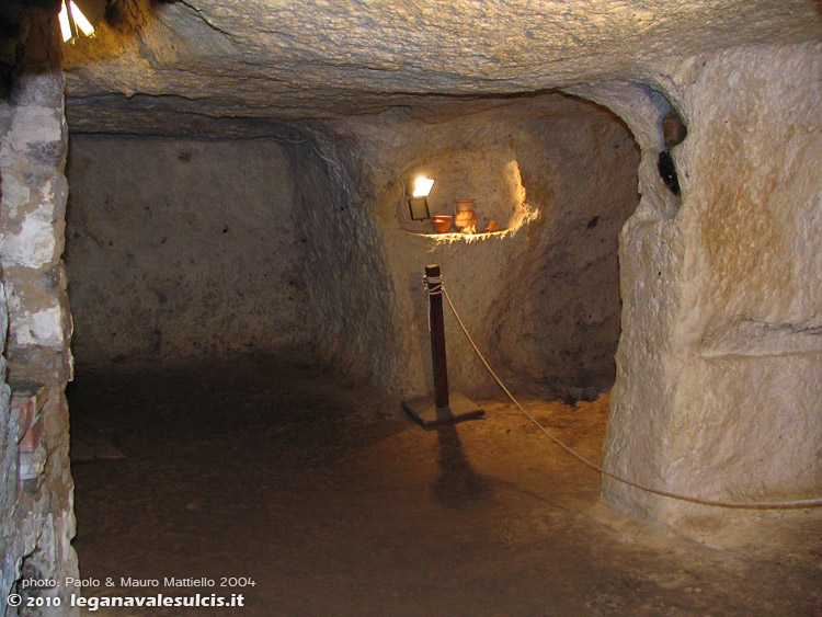 Interno visitabile di una delle tombe puniche ("grotte") un tempo abitate.