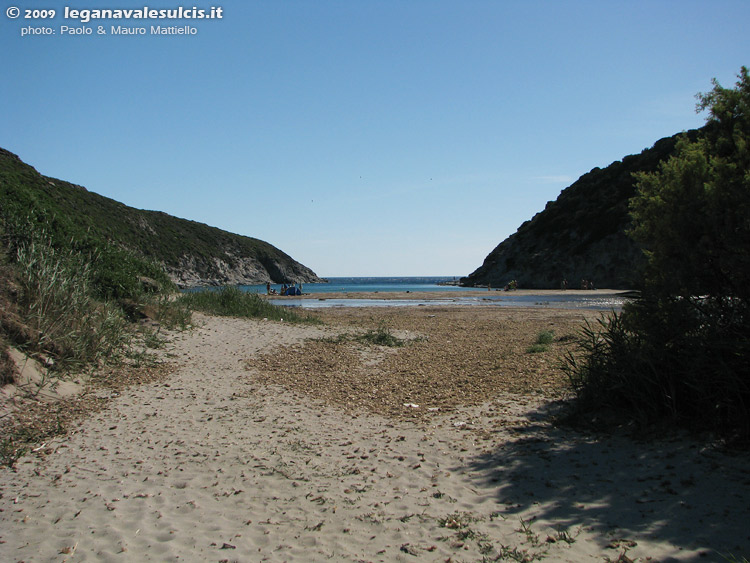 Cala Lunga. Nel 2009 la spiaggia era in cattive condizioni a causa di una piena del torrente che vi sfocia