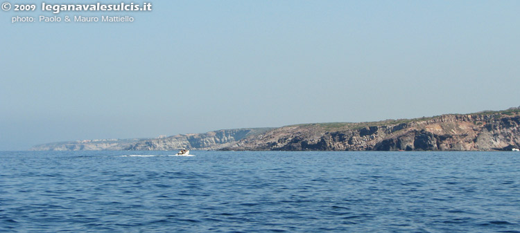 C.Sperone e P.Sciusciau - Costa di Is praneddas (Poggio di Mezzaluna e, in lontananza, Cala Sapone)
