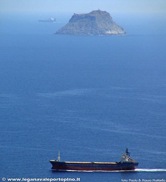 Vacca e Toro - Il Toro, visto dal Semaforo di Capo Sperone (S.Antioco)(6 miglia di distanza)