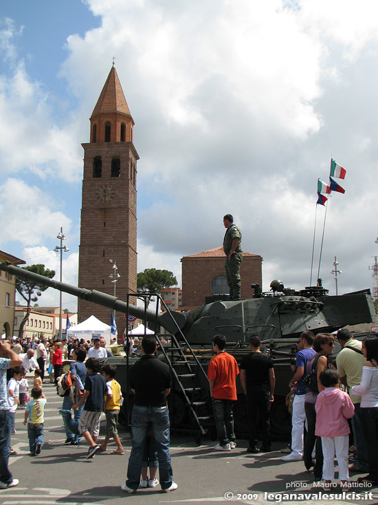 Visita all'interno del carro armato