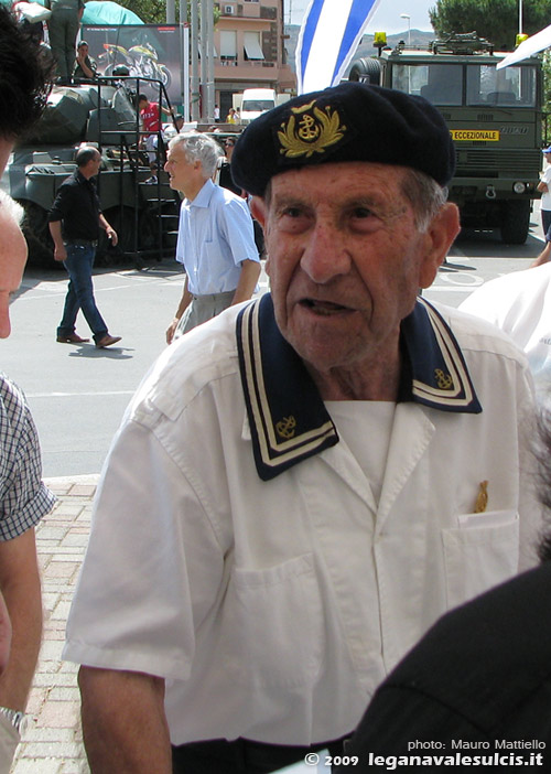 Allievo silurista, nel 1940 sopravisse miracolosamente all'affondamento del suo sommergibile, il Liuzzi, al largo di Cipro ma fu a lungo considerato caduto in guerra.