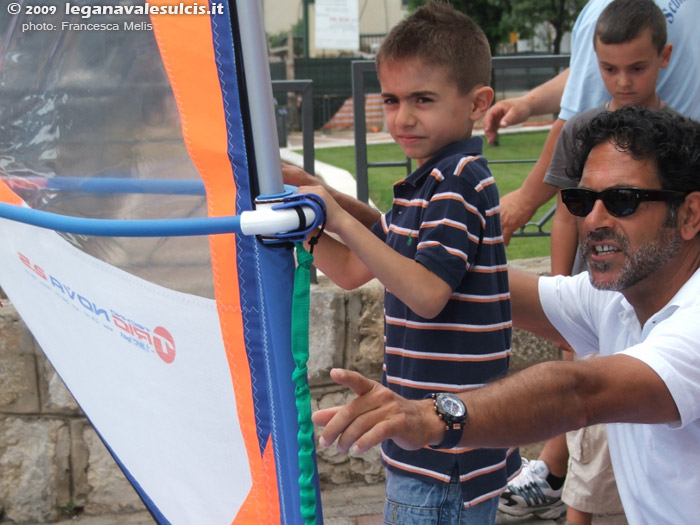 L'istruttore di windsurf assiste i bambini nelle prove