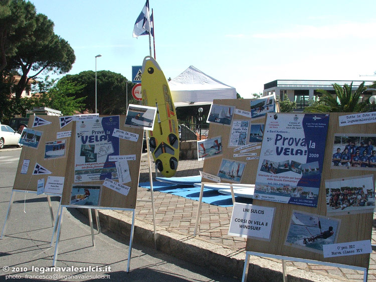 LNI Sulcis - Lo stand della nostra sezione in preparazione: in foto gli espositori che raccontano con foto e didascalie la nostra attivit sociale
