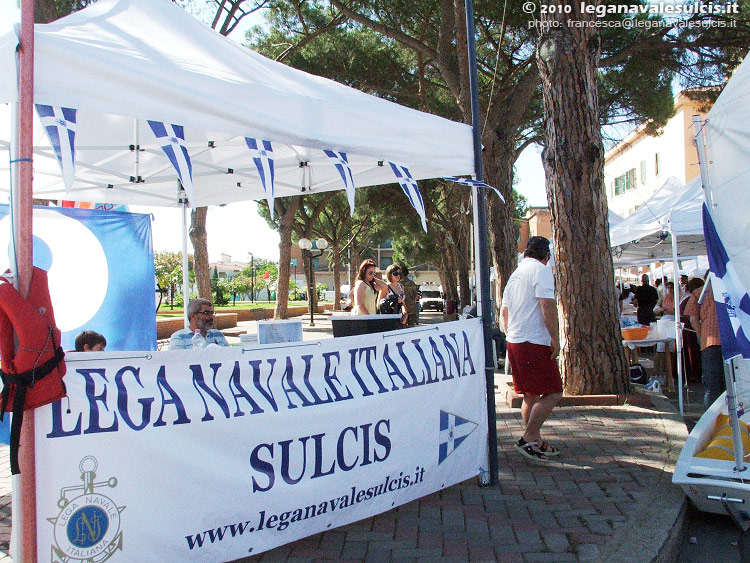 LNI Sulcis - Gazebo, work in progress. Alcuni soci si sono dati il cambio durante la giornata per assicurare la presenza continuativa presso lo stand LNI
