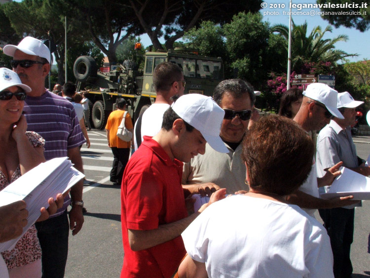 LNI Sulcis - Rappresentanti del C.D. della LNI Sulcis, soci e curiosi attendono l'inizio della manifestazione, nel frattempo vengono distribuiti gli opuscoli messi a disposizione dalla CP di Sant'Antioco
