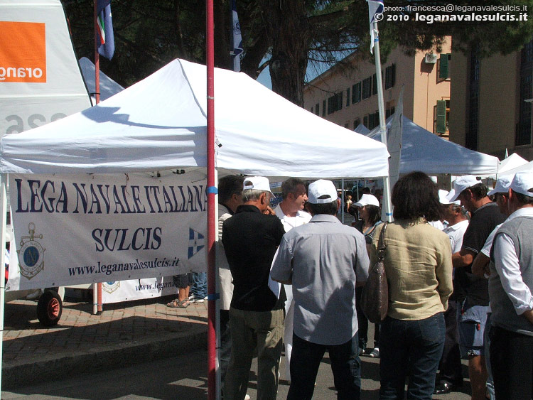 LNI Sulcis - A tutti i presenti  stato donato un cappellino con il simbolo della Lega Navale Italiana
